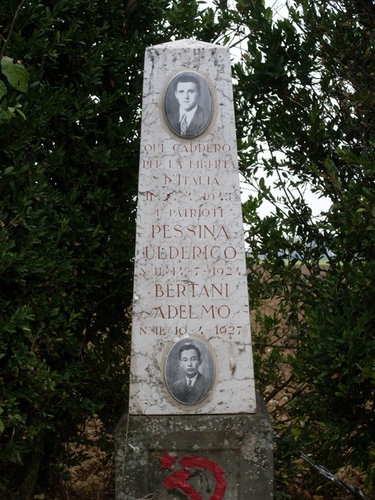 Cippo commemorativo dedicato a Pessina e Bertani, intitolato ai caduti per la libertà.