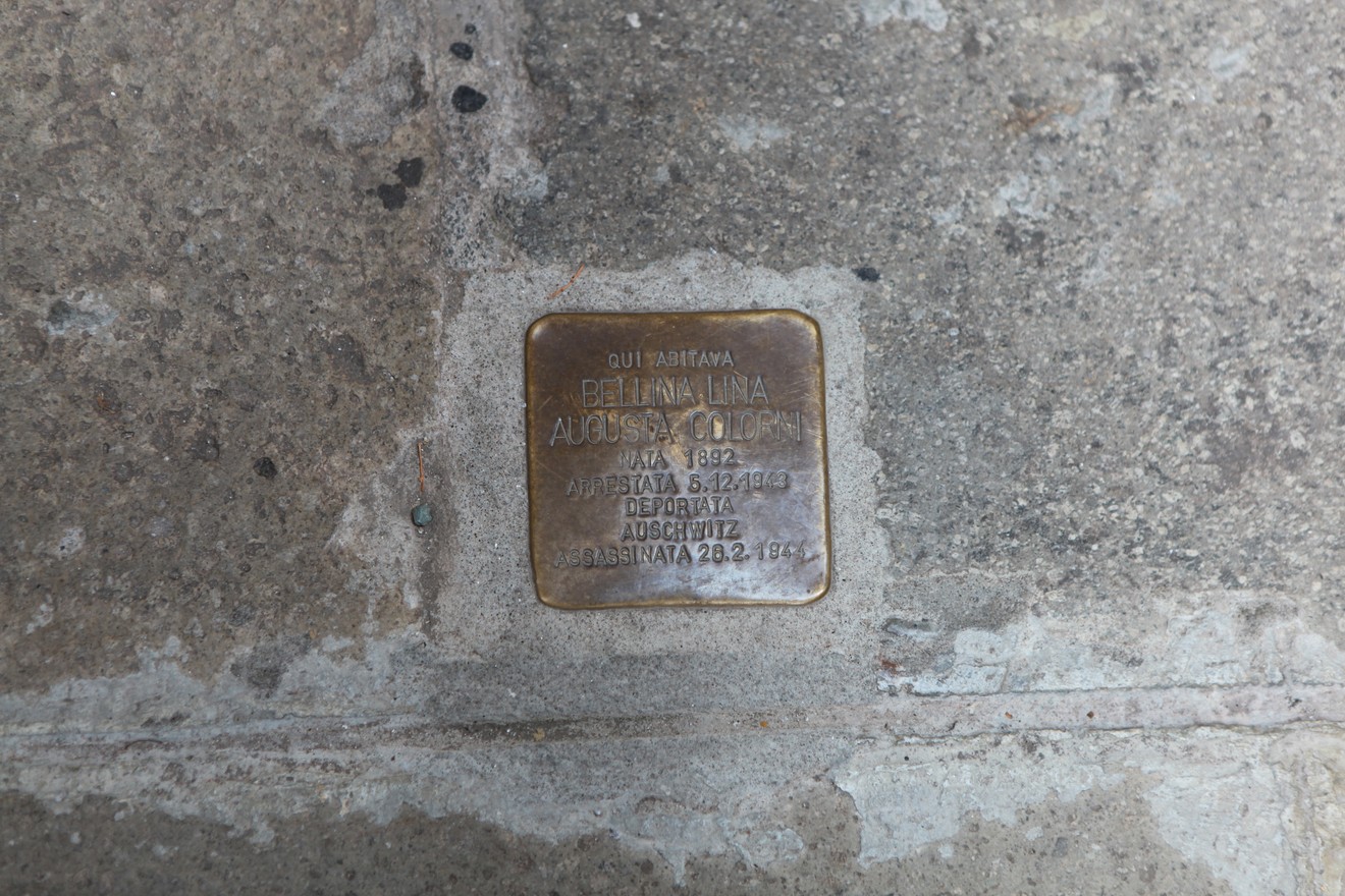 Pietra d'inciampo a Colorni che commemora una vittima della Shoah.