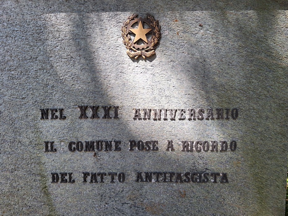 Monumento ai giovani partigiani, dedicato alla commemorazione della resistenza e della libertà.