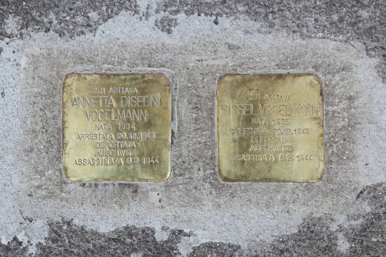 Pietre d'inciampo in memoria di Annetta e Sissel Vogelmann, vittime della deportazione e dell'Olocausto.