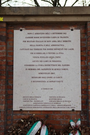 Lapidi commemorative delle Caserme Rosse, dedicate ai militari italiani e ai caduti della Seconda Guerra Mondiale.