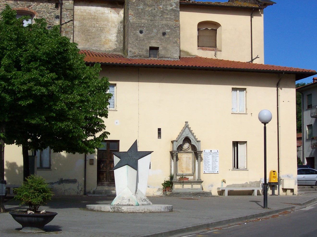 Lapide commemorativa dedicata ai caduti in guerra, situata in una piazza di un paese.