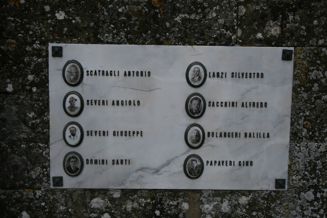 Monumento di San Severo, onore ai caduti con iscrizioni commemorative su una placca in marmo.
