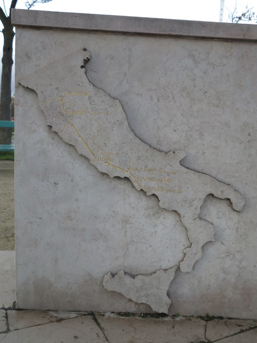 Rappresentazione stilizzata dell'Italia in un'opera in pietra, simbolo di cultura e identità nazionale.