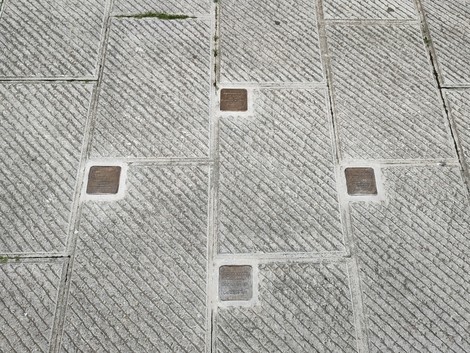 Pietre d'inciampo dedicate a Menasci e ai fratelli Moscati nel pavimento di Trevi.