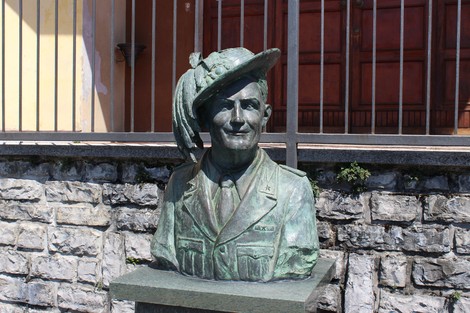 Monumento a Riccardi, scultura in bronzo che rappresenta un uomo con berretto e uniforme.
