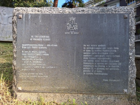 Lapide in pietra con stemma inciso e iscrizione dedicata ai prigionieri dei Lager nazisti.