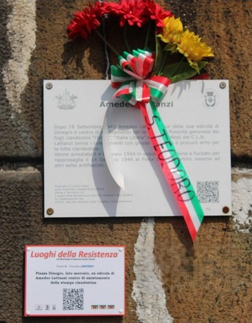 Targa commemorativa a Lattanzi, con fiori e nastri, dedicata alla resistenza.