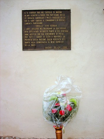 Lapide commemorativa a Dero, dedicata ai partigiani caduti durante la Resistenza. Masino, 1° marzo 1950.