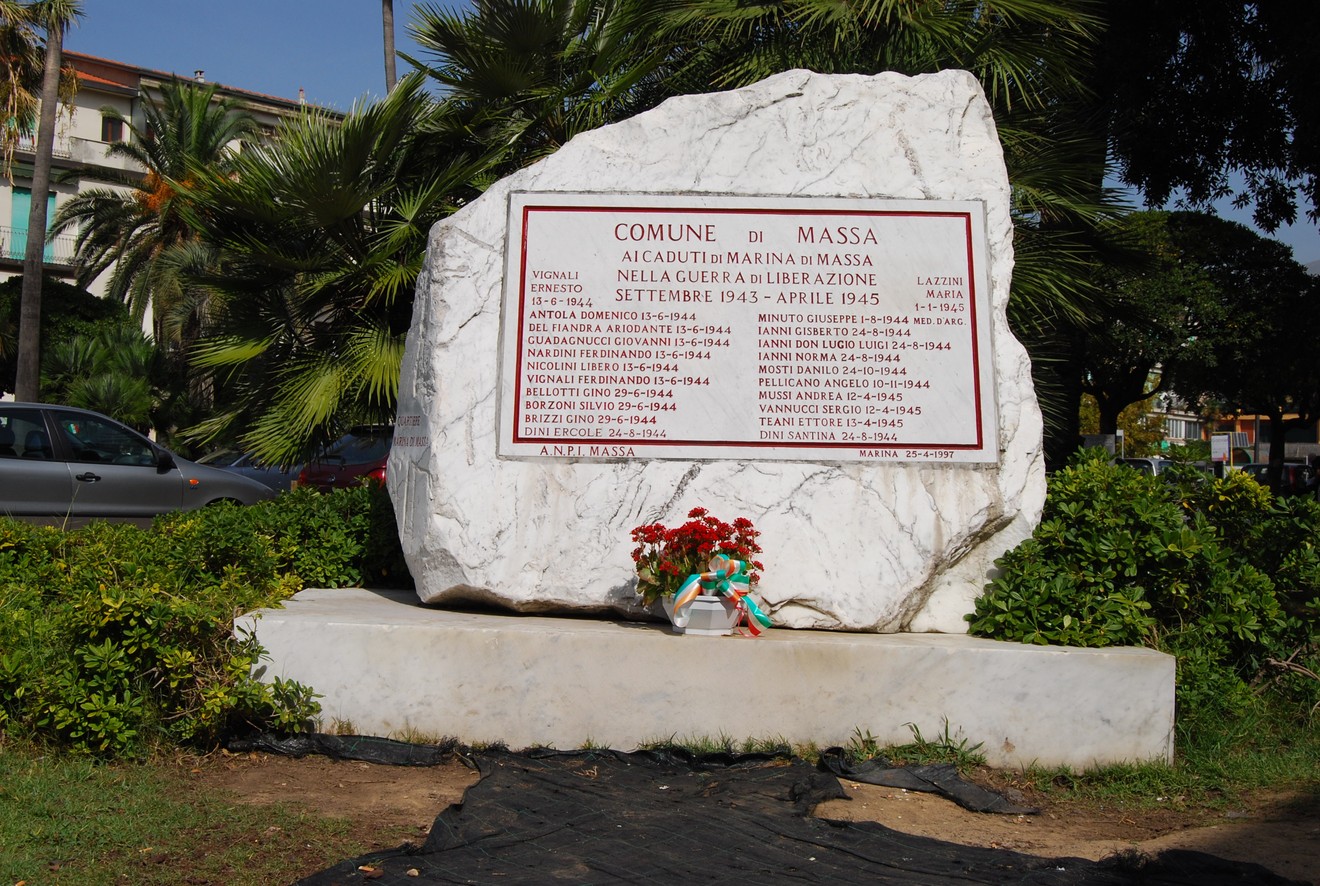 Monumento ai caduti di Marina per la liberazione, commemorando i sacrifici durante la Seconda Guerra Mondiale.