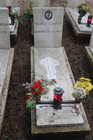 Tombe di guerra decorate con fiori e lumini, dedicate ai caduti per la Libertà, in un cimitero.