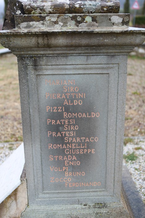 Area monumentale di Sant'Andrea, dedicata a memoria e onore dei caduti, con iscrizioni commemorative.