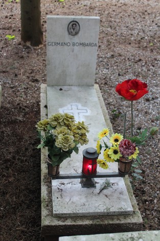 Tombe adornate con fiori e lumino, in ricordo dei caduti per la Libertà.