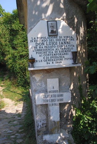 Tabernacolo dedicato a Don Luigi Ianni, commemorazione della sua vita e del suo operato.
