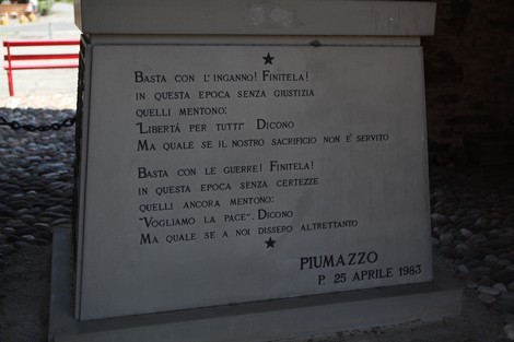 Monumento ai Caduti di Piumazzo, dedicato alla memoria e alla pace, situato in un contesto storico significativo.