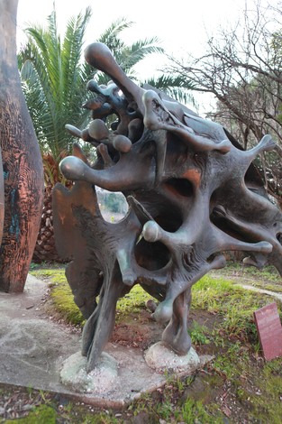 Monumento a Matteotti con forme astratte e organiche ispirate alla sua vita e al suo operato.