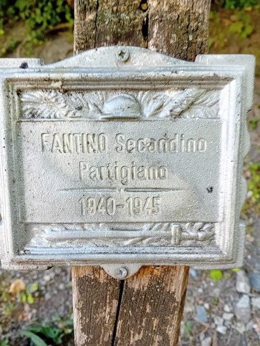 Targa commemorativa dedicata a Fantino Secoddino, partigiano, nel Parco della Rimembranza.