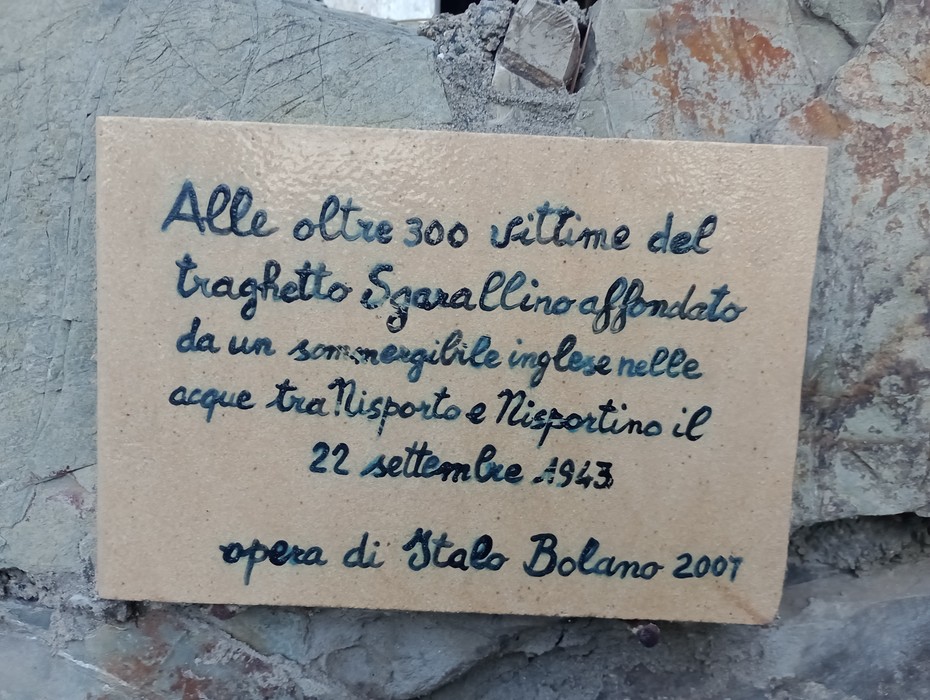 Monumento commemorativo per le oltre 300 vittime del piroscafo Sgarallino, affondato nel 1943.