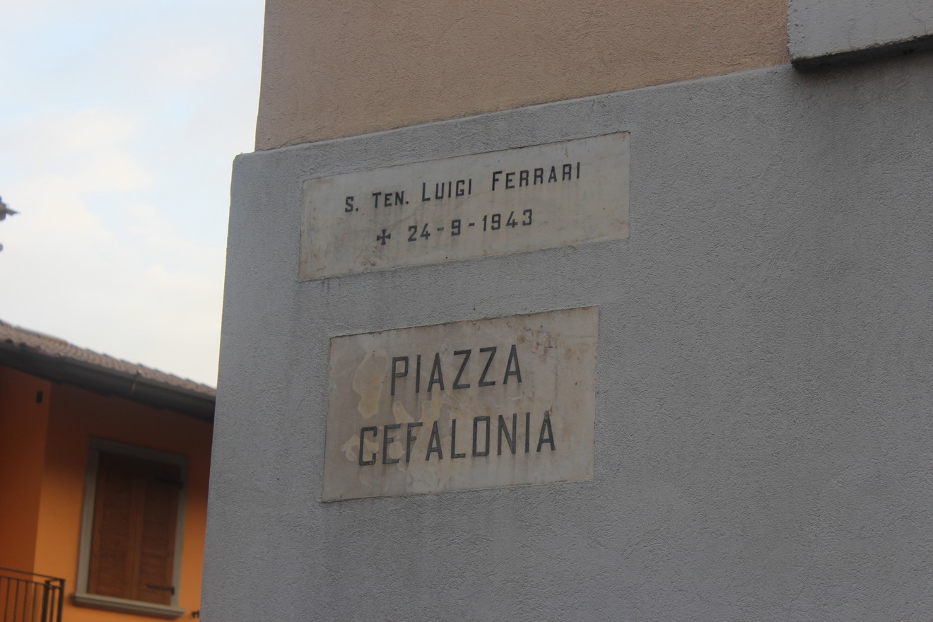 Lapide commemorativa dedicata a Luigi Ferrari, situata in Piazza Cefalonia.