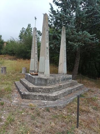 Monumento ai partigiani della Valnure, con obelischi e iscrizioni commemorative in un'area verde.