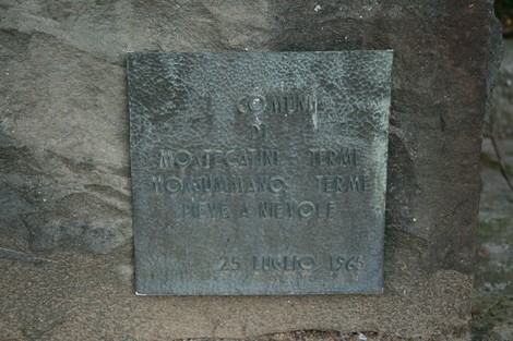 Monumento ad Amendola, commemorazione storica situata a Monticatin Terme, con dettagli artistici e storici.