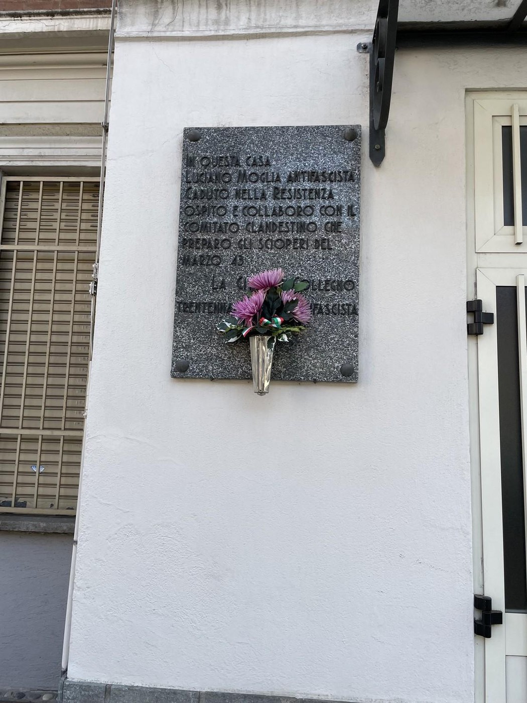 Lapide commemorativa a Moglia, dedicata ai partigiani e ai resistenti del territorio.