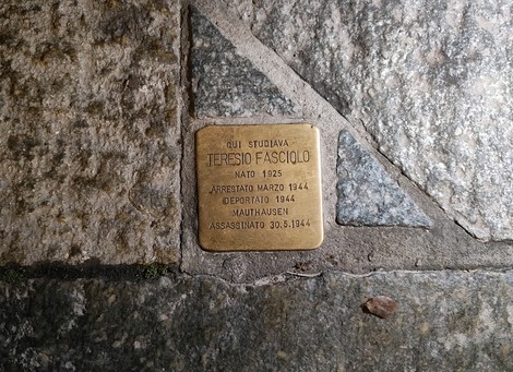 Pietra d'inciampo a Fasciolo commemorativa di Tersio Fasciolo, con dettagli sulla sua vita e persecuzione.
