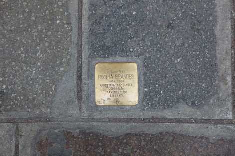 Pietra d'inciampo dedicata a Regina Brandes, commemorazione di un fatto storico significativo.