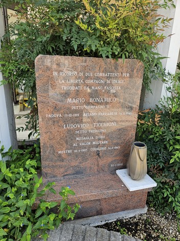 Lapide commemorativa dedicata ai combattenti Mario Bonamico e Ludovico Ticchioni, situata a Padova.