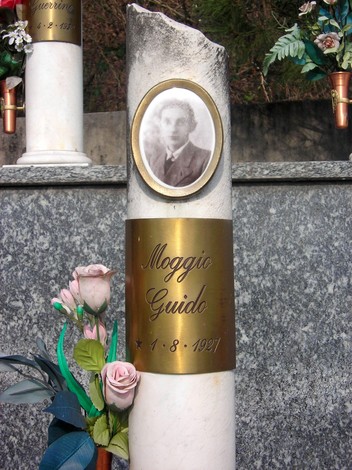 Monumento ai martiri della Garella con una stele commemorativa e affiancata da fiori.