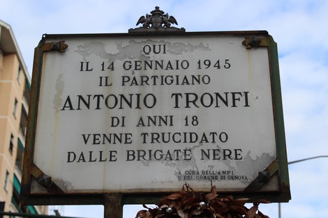 Lapide commemorativa dedicata al partigiano Antonio Tronfi, ucciso durante la Seconda Guerra Mondiale.