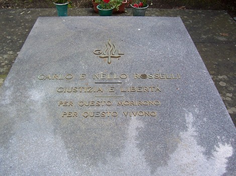 Pietra commemorativa dedicata a Carlo e Nello Rosselli, simbolo di giustizia e libertà.