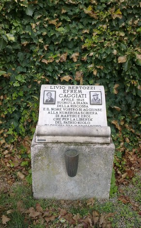 Cippo commemorativo per Livio Bertozzi e Efrem Caggiati, in memoria della loro lotta per la libertà.