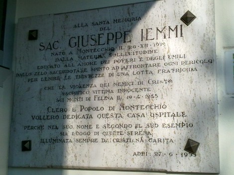 Lapide commemorativa dedicata a Giuseppe Iemmi a Montecchio, con messaggi di gratitudine e fede.