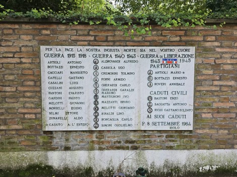 Lastra commemorativa ai caduti di Riolo, che onora le vittime delle guerre e della resistenza partigiana.