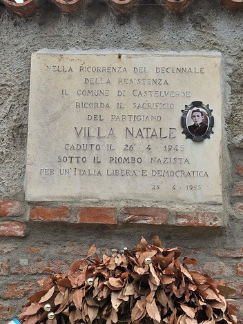 Lapide commemorativa del partigiano Villa Natale, dedicata al sacrificio per la resistenza e la libertà.
