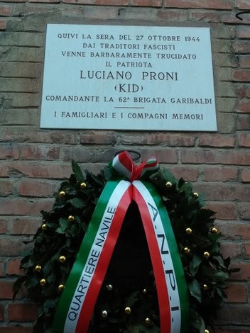 Lapide commemorativa dedicata a Luciano Proni, patriota e comandante della 62ª Brigata Garibaldi.