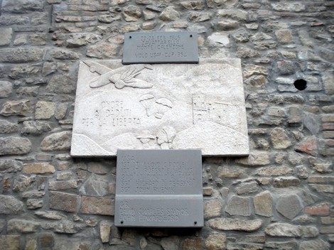 Lapide commemorativa agli avieri alleati, simbolo di libertà e sacrificio, su muro di pietra.