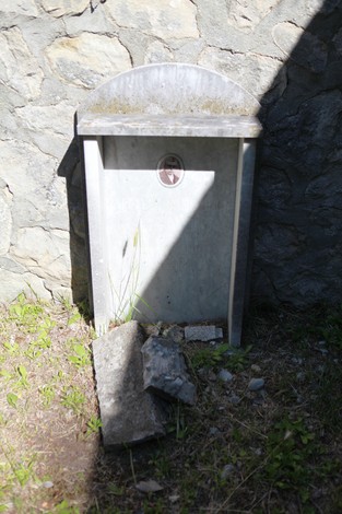 Vecchi sepolcri nel cimitero di San Martino, con dettagli architettonici e un'atmosfera di quiete.