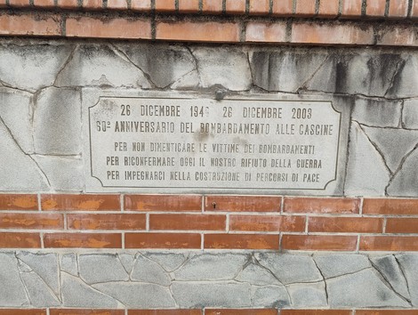 Monumento commemorativo per le vittime del bombardamento delle Cascine, con iscrizione evocativa della pace.