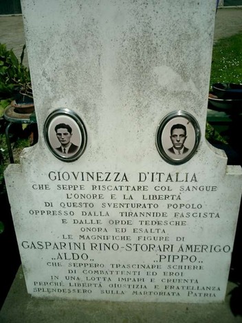 Cippo commemorativo dedicato a Gasparini e Storari, in onore dei loro sacrifici per la libertà.