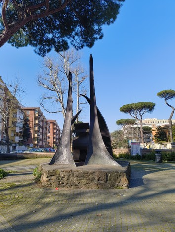 Monumento ai valori futuribili della Resistenza, con sculture metalliche aguzze in un parco cittadino.