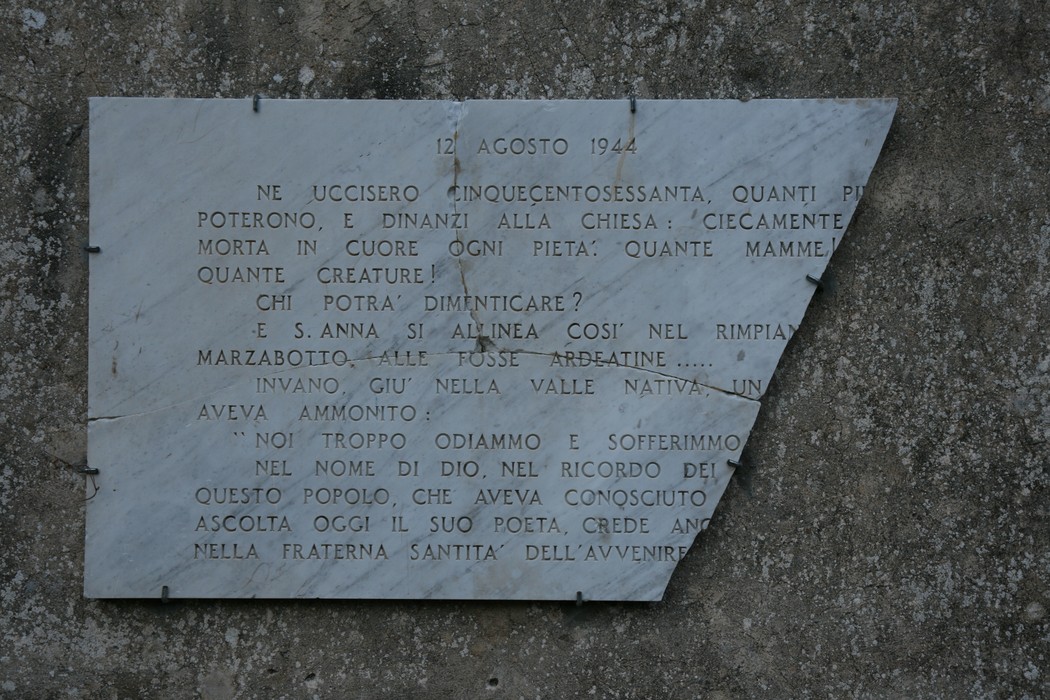 Chiesa di Sant'Anna di Stazzema, simbolo di memorializzazione e resistenza contro la violenza della guerra.