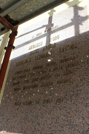 Lapide commemorativa dedicata a Gotti e Larsimont Pergameni, con iscrizioni su pietra.