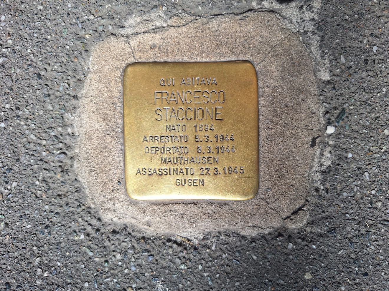 Pietra d'inciampo in memoria di Francesco Staccione, installata nel luogo della sua abitazione.