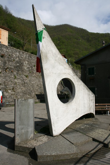 Monumento alla Resistenza Tosco-Emiliana, simbolo di memoria e riconoscenza per il sacrificio dei partigiani.