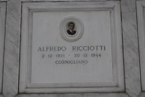 Sacrario dei partigiani di Torbella con iscrizioni commemorative di Alfredo Ricciotti.