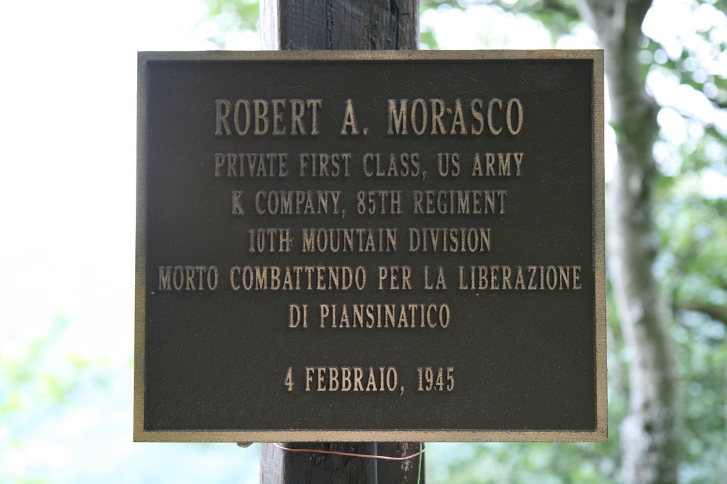 Cippo commemorativo dedicato a Robert A. Morasco, medaglia d'onore per il sacrificio durante la Seconda Guerra Mondiale.
