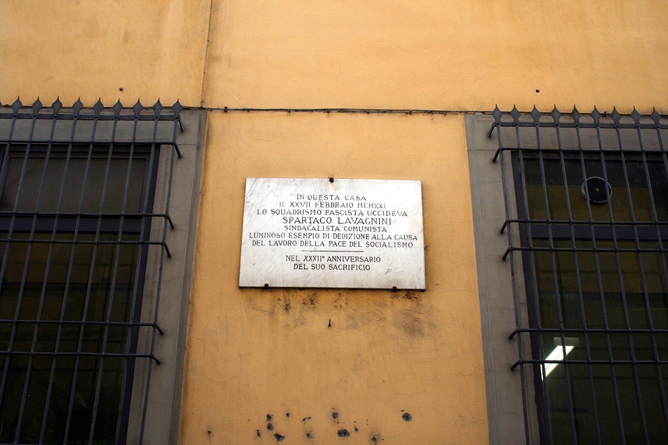 Lapide commemorativa a Lavagnini, in memoria di un evento storico legato al socialismo.