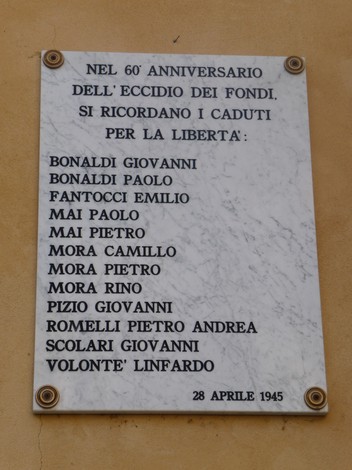 Lapide commemorativa dedicata ai Dodici Caduti per la Libertà, con nomi incisi in marmo.